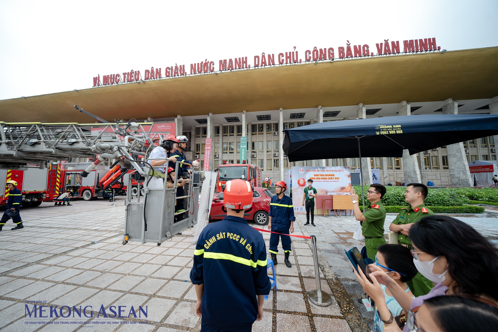 Lực lượng chức năng tổ chức tuy&ecirc;n truyền, hướng dẫn, trải nghiệm kỹ năng tho&aacute;t nạn, kỹ năng sơ cấp cứu ban đầu v&agrave; thực h&agrave;nh chữa ch&aacute;y, cứu nạn, cứu hộ, kỹ năng xử l&yacute; sự cố&hellip; phục vụ người d&acirc;n.