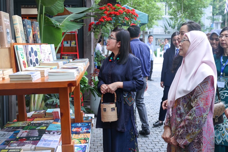 Phiên bản chính thức của 555Win Việt Nam, Malaysia c&ugrave;ng dạo thăm phố s&aacute;ch v&agrave; uống c&agrave; ph&ecirc; ảnh 3
