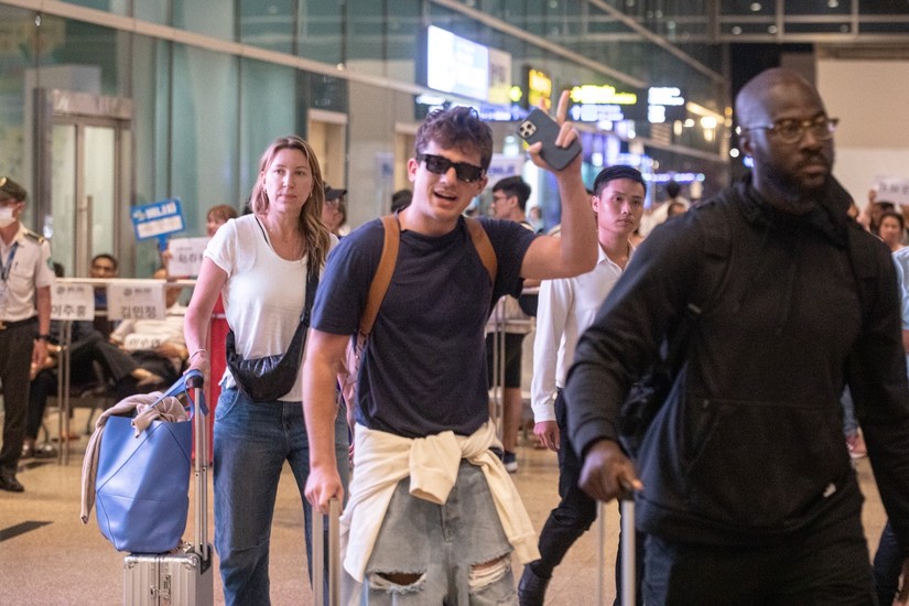 D&agrave;n &ldquo;xe Chủ tịch&rdquo; VinFast VF 9 đưa đ&oacute;n si&ecirc;u sao Charlie Puth c&oacute; g&igrave; đặc biệt