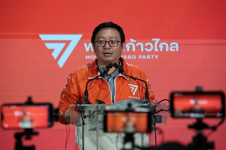 Tổng thư k&yacute; đảng Tiến l&ecirc;n Chaithawat ph&aacute;t biểu tại họp b&aacute;o ng&agrave;y 21/7. Ảnh: Bangkok Post