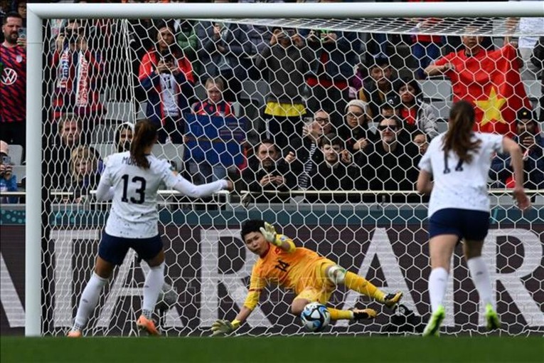 Thủ m&ocirc;n Trần Thị Kim Thanh xuất sắc cản ph&aacute; th&agrave;nh c&ocirc;ng pha s&uacute;t phạt penalty của tiền đạo Mỹ Alex Morgan. (Nguồn: AFP/TTXVN)