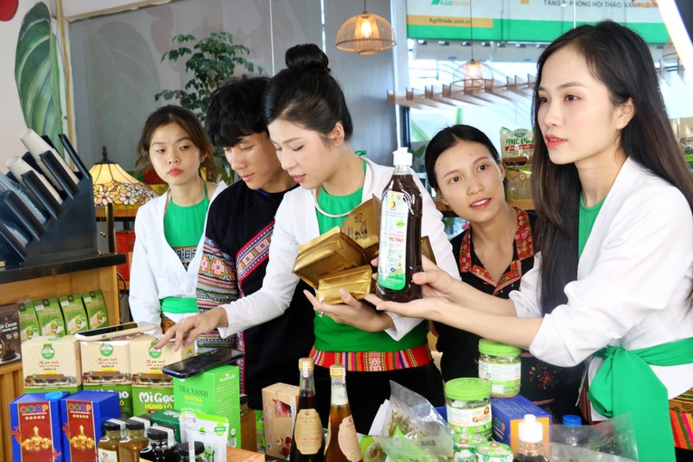 Nhiều n&ocirc;ng sản Ph&uacute; Thọ cũng được đưa l&ecirc;n s&agrave;n 555win phien bạn Chính Thức điện tử Tik Tok. Ảnh: Phương Thảo.
