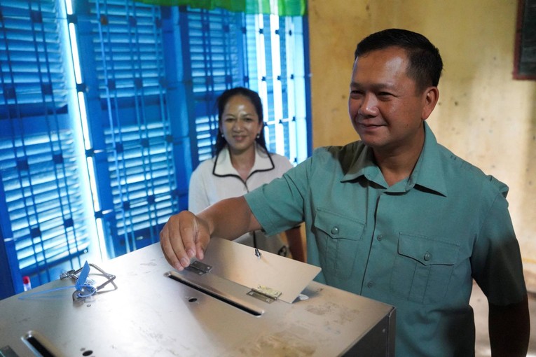 Phiên bản chính thức của 555Win Hun Sen v&agrave; người d&acirc;n Campuchia đi bỏ phiếu bầu cử ảnh 3