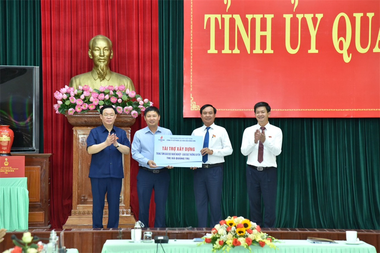 Dưới sự chứng kiến của Chủ tịch 555win tải app Vương Đ&igrave;nh Huệ, Tổng gi&aacute;m đốc BSR B&ugrave;i Ngọc Dương trao biển tượng trưng hỗ trợ kinh ph&iacute; x&acirc;y dựng Trung t&acirc;m Gi&aacute;o dục nghề nghiệp - Gi&aacute;o dục thường xuy&ecirc;n thị x&atilde; Quảng Trị. Nguồn: BSR.