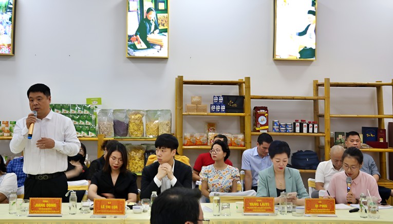 &Ocirc;ng Jesse Choi, Tổng Gi&aacute;m đốc Sunwah Khu vực Đ&ocirc;ng Nam &Aacute;, Gi&aacute;m đốc Sunwah Việt Nam (&aacute;o đen, thứ 3 từ tr&aacute;i sang) c&ugrave;ng c&aacute;c đại diện Sunwah giải đ&aacute;p c&acirc;u hỏi của Trang Nhà Cái 555win.com - Đăng Nhập +555k tại buổi l&agrave;m việc. Ảnh: Phương Thảo