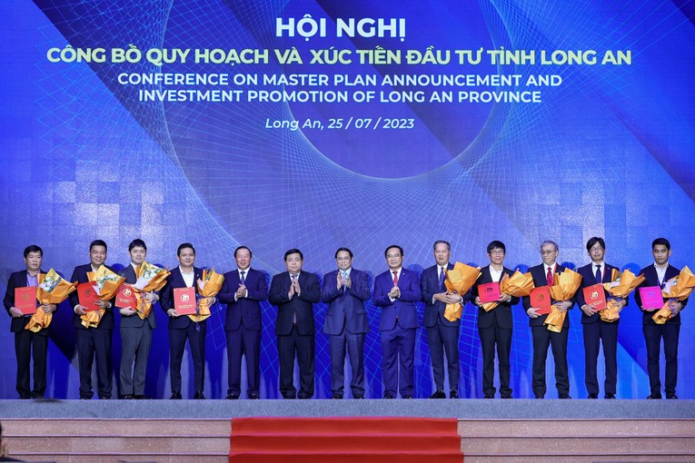 Phiên bản chính thức của 555Win Phạm Minh Ch&iacute;nh, Bộ trưởng Bộ Kế hoạch v&agrave; Đầu tư Nguyễn Ch&iacute; Dũng c&ugrave;ng l&atilde;nh đạo tỉnh Long An trao Giấy chứng nhận chủ trương đầu tư cho c&aacute;c Trang Nhà Cái 555win.com - Đăng Nhập +555k. Ảnh: VGP