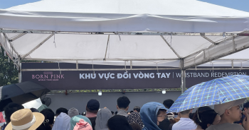 Người hâm mộ, 'phe vé' xếp hàng giữa trưa nắng đổi vòng xem concert BlackPink