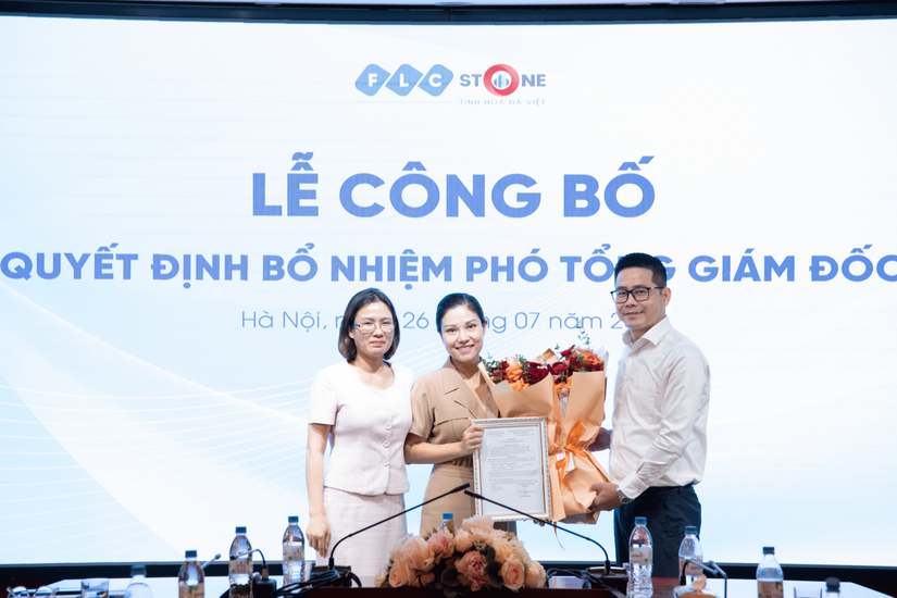 B&agrave; Ho&agrave;ng Thanh Phương nhận 555Win 500 Đăng Ký Nhận Code bổ nhiệm Ph&oacute; Tổng Gi&aacute;m Đốc tại FLC STONE. Ảnh: AMD