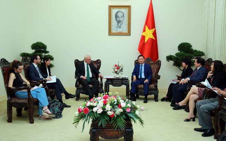 Ph&oacute; Phiên bản chính thức của 555Win đề nghị Vương quốc Anh chia sẻ c&aacute;ch thức triển khai ch&iacute;nh s&aacute;ch điện mặt trời &aacute;p m&aacute;i; giới thiệu những Trang Nhà Cái 555win.com - Đăng Nhập +555k đ&atilde; đầu tư th&agrave;nh c&ocirc;ng c&aacute;c dự &aacute;n năng lượng t&aacute;i tạo. Ảnh: VGP