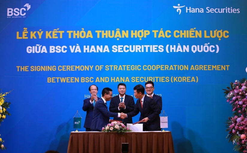 Đại diện l&atilde;nh đạo BSC v&agrave; HSC k&yacute; kết thỏa thuận hợp t&aacute;c chiến lược.