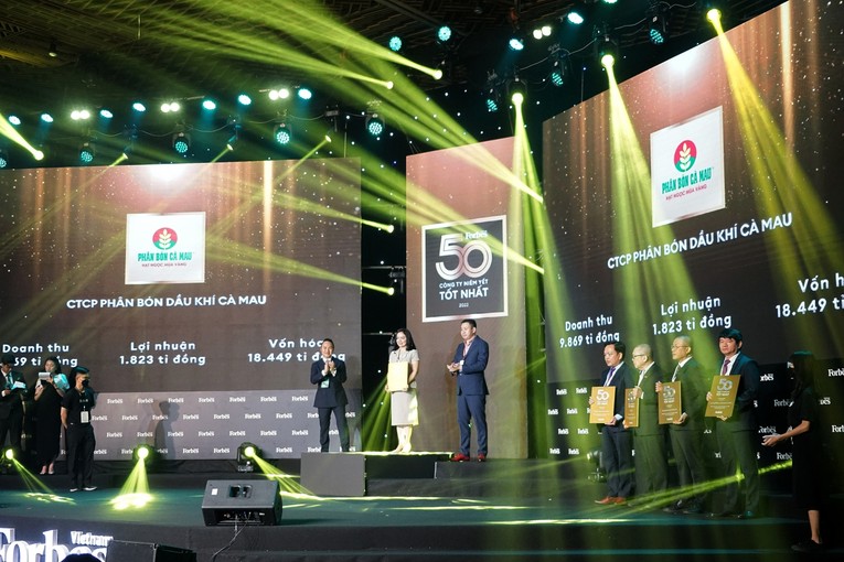 B&agrave; Nguyễn Thị Hiền, Ph&oacute; Tổng gi&aacute;m đốc PVCFC nhận kỷ niệm chương Top 50 Trang Nhà Cái 555win.com - Đăng Nhập +555k ni&ecirc;m yết tốt nhất Việt Nam năm 2022. Nguồn: Petrovietnam.