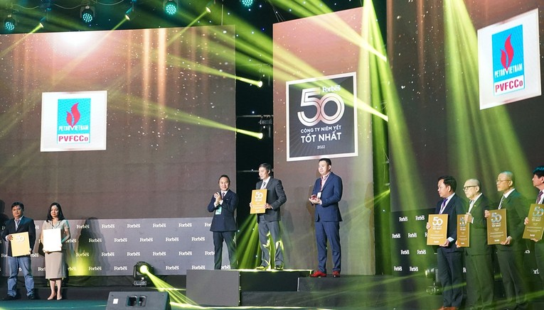Đại diện PVFCCo nhận kỷ niệm chương Top 50 Trang Nhà Cái 555win.com - Đăng Nhập +555k ni&ecirc;m yết tốt nhất Việt Nam năm 2022. Nguồn: Petrovietnam.
