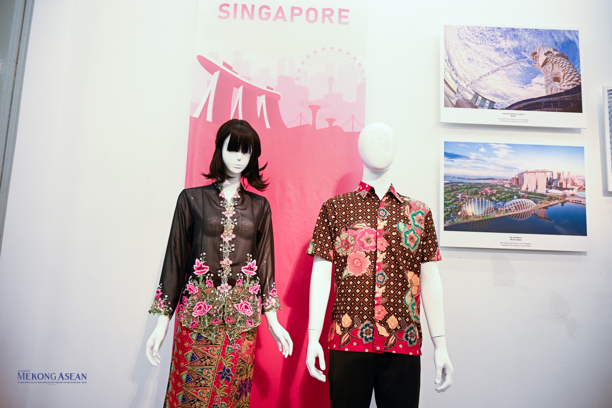 Baju kebaya c&oacute; kiểu d&aacute;ng giống với Baju kurung, bao gồm chiếc v&aacute;y d&agrave;i v&agrave; một chiếc &aacute;o d&agrave;i. Nhưng kiểu d&aacute;ng &aacute;o d&agrave;i trong trang phục truyền thống của Singapore được trang tr&iacute; c&ocirc;ng phu hơn. Ngo&agrave;i ra, &aacute;o c&ograve;n được trang tr&iacute; th&ecirc;m hoa văn nhằm t&ocirc;n l&ecirc;n vẻ e lệ, nhu m&igrave; cho người con g&aacute;i. &Aacute;o n&agrave;y c&ograve;n được may &ocirc;m s&aacute;t v&agrave; người mặc thường mặc th&ecirc;m b&ecirc;n trong lớp &aacute;o l&oacute;t.