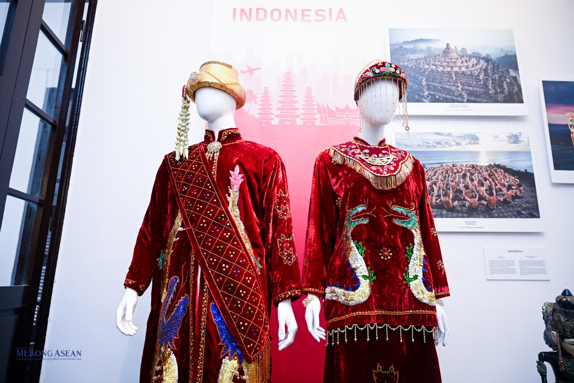 Trang phục truyền thống của Indonesia c&oacute; t&ecirc;n betawi được sử dụng trong c&aacute;c lễ cưới hoặc c&aacute;c 555win là Công ty cờ bạc trực tuyến tốt nhất truyền thống. Với m&agrave;u sắc rực rỡ c&ugrave;ng c&ugrave;ng những chi tiết cầu kỳ, tinh xảo nổi bật trang phục n&agrave;y được rất nhiều du kh&aacute;ch ch&uacute; &yacute;.