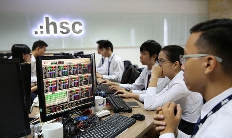 HSC báo lãi 'đi lùi' gần 40%, rót 1.200 tỷ đồng vào một mã ngân hàng