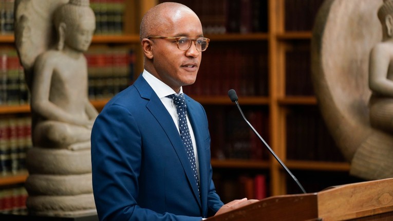 &Ocirc;ng Damian Williams, c&ocirc;ng tố vi&ecirc;n li&ecirc;n bang Manhattan tại lễ trao trả cổ vật. Ảnh: AP