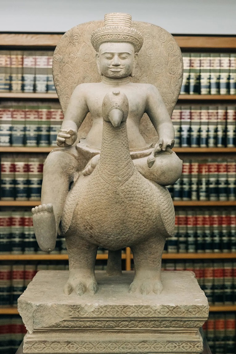 Bức tượng &amp;amp;amp;quot;Thần Skanda cưỡi con c&ocirc;ng&amp;amp;amp;quot;. Ảnh: NYT