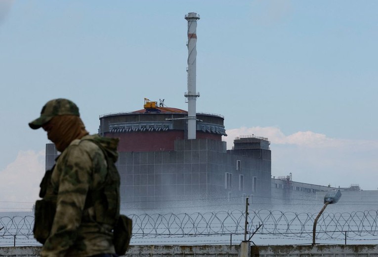 Một qu&acirc;n nh&acirc;n Nga đứng g&aacute;c b&ecirc;n ngo&agrave;i nh&agrave; m&aacute;y điện hạt nh&acirc;n Zaporizhzhia của Ukraine, ng&agrave;y 4/8. Ảnh: Reuters