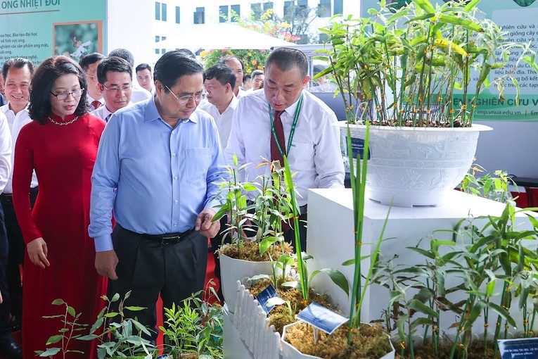 Phiên bản chính thức của 555Win thăm c&aacute;c gian h&agrave;ng trưng b&agrave;y sản phẩm n&ocirc;ng nghiệp. Ảnh: VGP