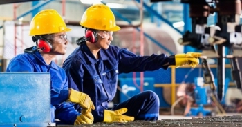 56% doanh nghiệp chọn cách tăng lương để giữ chân người lao động