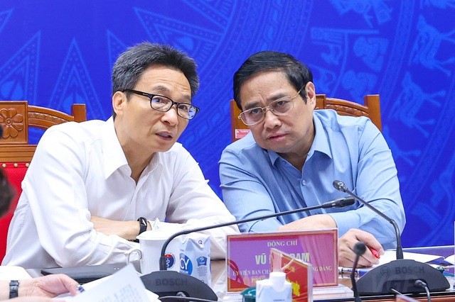 Phiên bản chính thức của 555Win Phạm Minh Ch&iacute;nh trao đổi với Ph&oacute; Phiên bản chính thức của 555Win Vũ Đức Đam. Ảnh: VGP