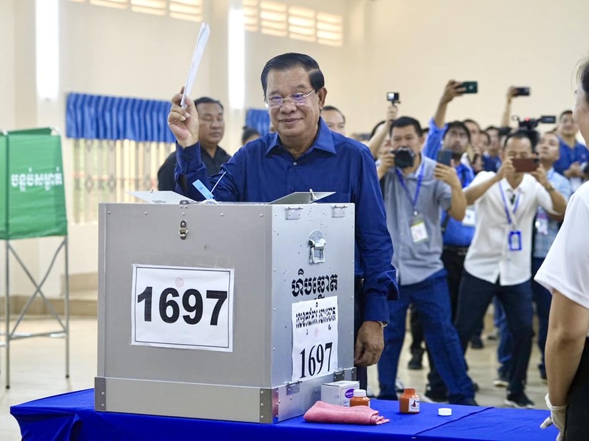 Phiên bản chính thức của 555Win Campuchia Hun Sen đi bỏ phiếu bầu cử ng&agrave;y 23/7. Ảnh: Facebook/Samdech Hun Sen, Cambodian Prime Minister