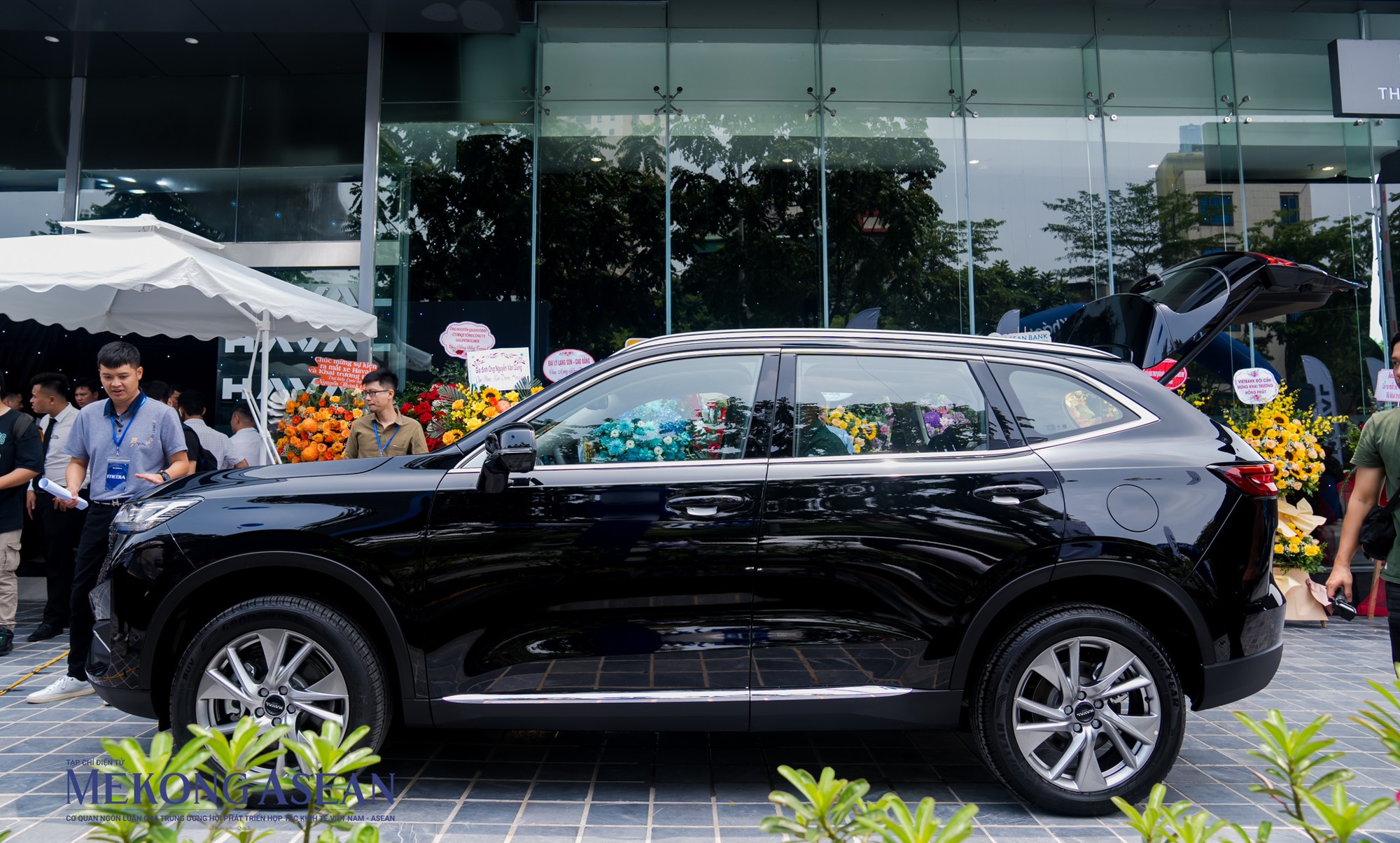 Ngoại thất của Haval H6 HEV Hybrid được thiết kế trẻ trung mang đậm vẻ đẹp c&ocirc;ng nghệ. Sự thon gọn hai b&ecirc;n th&acirc;n xe kết hợp với b&aacute;nh trước v&agrave; b&aacute;nh sau với lazang hợp kim 19inch đa chấu khỏe khoắn. Số đo d&agrave;i x rộng x cao của xe lần lượt l&agrave; 4.683x1.886x1.730 (mm), chiều d&agrave;i cơ sở 2.738 mm.