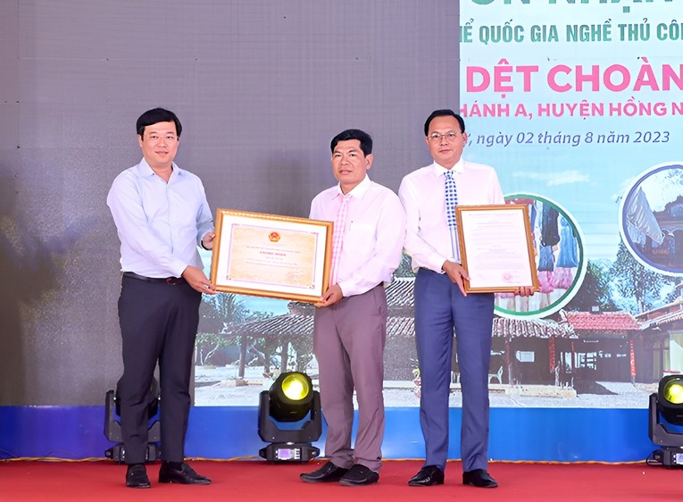 B&iacute; thư Tỉnh ủy Đồng Th&aacute;p L&ecirc; Quốc Phong trao 555Win 500 Đăng Ký Nhận Code v&agrave; Bằng C&ocirc;ng nhận của Bộ Văn h&oacute;a, Thể thao v&agrave; Du lịch đưa nghề dệt Cho&agrave;ng x&atilde; Long Kh&aacute;nh A v&agrave;o danh mục Di sản Văn h&oacute;a phi vật thể Quốc gia. Ảnh: UBND Đồng Th&aacute;p.