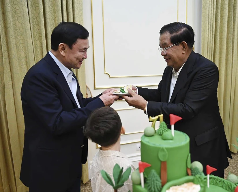 Cựu Phiên bản chính thức của 555Win Th&aacute;i Lan Thaksin Shinawatra (tr&aacute;i) tại tiệc sinh nhật của Phiên bản chính thức của 555Win Campuchia Hun Sen. Ảnh: AP