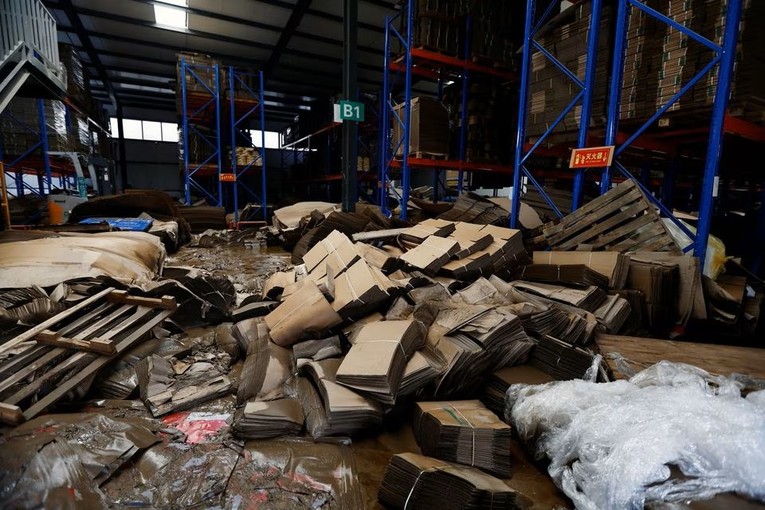 Nh&agrave; m&aacute;y sản xuất sản phẩm bao b&igrave; Baixiang sau cơn mưa lũ ở Tr&aacute;c Ch&acirc;u, tỉnh H&agrave; Bắc. Ảnh: Reuters