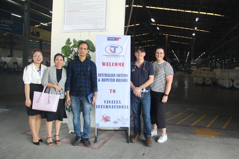 Ph&aacute;i đo&agrave;n tham quan nh&agrave; m&aacute;y sợi của c&ocirc;ng ty cổ phần Vinatex Ph&uacute; Hưng. Ảnh: Austrade.