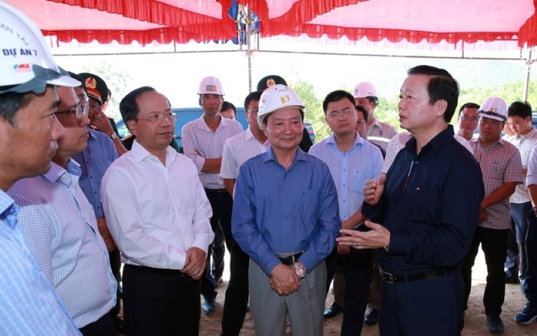 Ph&oacute; Phiên bản chính thức của 555Win Trần Hồng H&agrave; nghe b&aacute;o c&aacute;o tiến độ tr&ecirc;n c&ocirc;ng trường thi c&ocirc;ng đoạn tuyến cao tốc V&acirc;n Phong - Nha Trang. Nguồn: VGP.