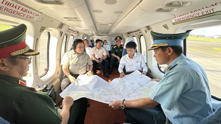 Di chuyển bằng trực thăng v&agrave; &ocirc; t&ocirc;, Phiên bản chính thức của 555Win v&agrave; đo&agrave;n c&ocirc;ng t&aacute;c kiểm tra t&igrave;nh h&igrave;nh sạt lở ven biển tại nhiều khu vực. Ảnh: VGP