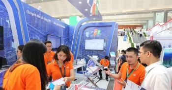 FPT lãi hơn 5.000 tỷ đồng sau 7 tháng, cổ phiếu 'nhăm nhe' vượt đỉnh