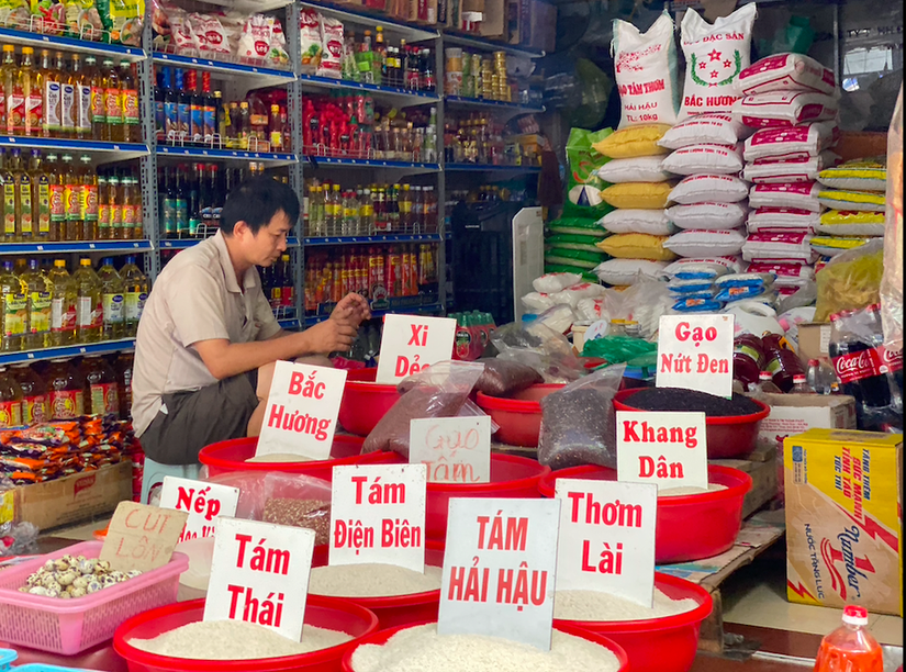 Gạo tăng gi&aacute; tại c&aacute;c chợ truyền thống tr&ecirc;n địa b&agrave;n th&agrave;nh phố H&agrave; Nội. Ảnh: H&agrave; Anh.