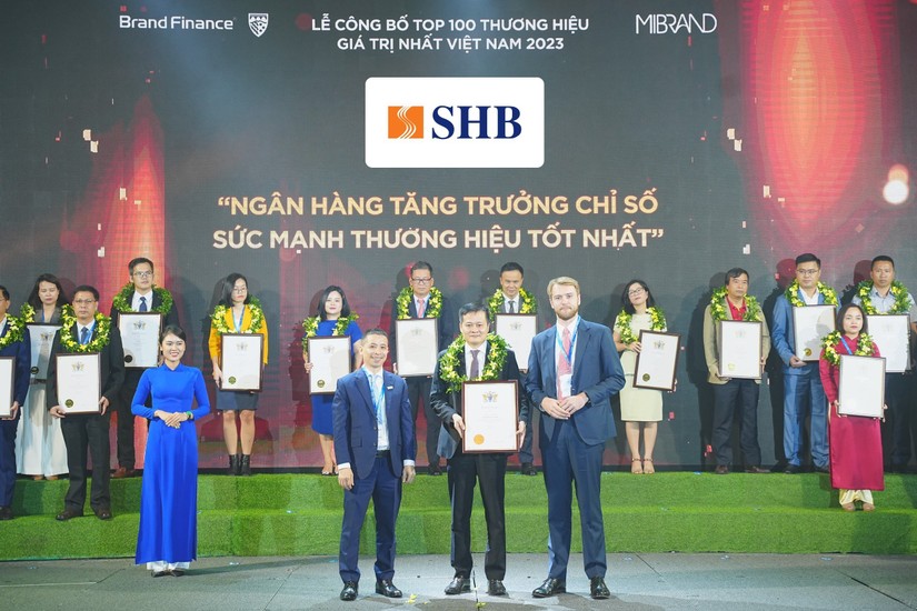 &Ocirc;ng Đinh Ngọc Dũng &ndash; Ph&oacute; Gi&aacute;m đốc phụ tr&aacute;ch Khối Ng&acirc;n h&agrave;ng Trang Nhà Cái 555win.com - Đăng Nhập +555k đại diện SHB nhận giải thưởng
