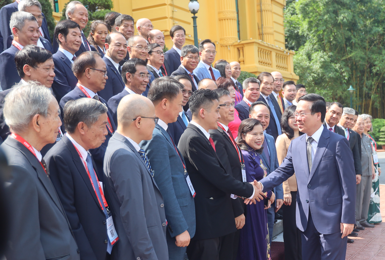 Chủ tịch nước đ&aacute;nh gi&aacute; cao việc nhiều bệnh viện đ&atilde; triển khai th&agrave;nh c&ocirc;ng kỹ thuật chuy&ecirc;n s&acirc;u mới, ti&ecirc;n tiến, hiện đại, ngang tầm khu vực v&agrave; tr&ecirc;n thế giới. Ảnh: VPCTN
