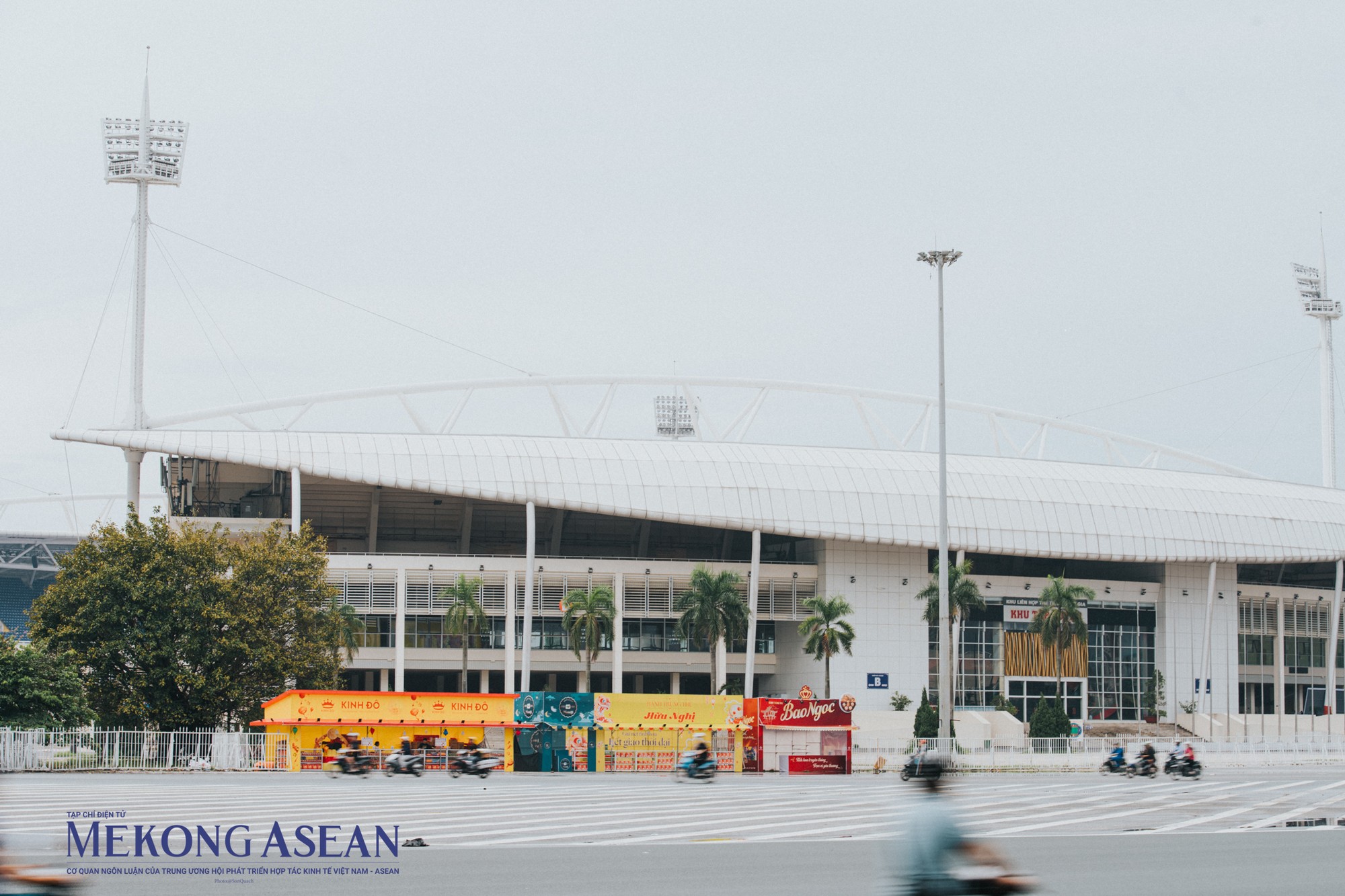 Tuyến đường trước cửa s&acirc;n vận động Mỹ Đ&igrave;nh (quận Nam Từ Li&ecirc;m, TP H&agrave; Nội) cũng đ&atilde; rực rỡ với nhiều m&agrave;u sắc của c&aacute;c kiosk trưng b&agrave;y v&agrave; b&aacute;n b&aacute;nh trung thu sớm. Theo quan s&aacute;t của ph&oacute;ng vi&ecirc;n, lượng kh&aacute;ch mua b&aacute;nh kh&aacute; thưa vắng tại hầu hết c&aacute;c tuyến phố, kể cả khu trung t&acirc;m như B&agrave; Triệu (quận Hai B&agrave; Trưng), Phan Đ&igrave;nh Ph&ugrave;ng, Kim M&atilde; (quận Ba Đ&igrave;nh), Thụy Khu&ecirc;, V&otilde; Ch&iacute; C&ocirc;ng, Lạc Long Qu&acirc;n (quận T&acirc;y Hồ), Trần Th&aacute;i T&ocirc;ng, Nguyễn Phong Sắc (quận Cầu Giấy),&hellip;