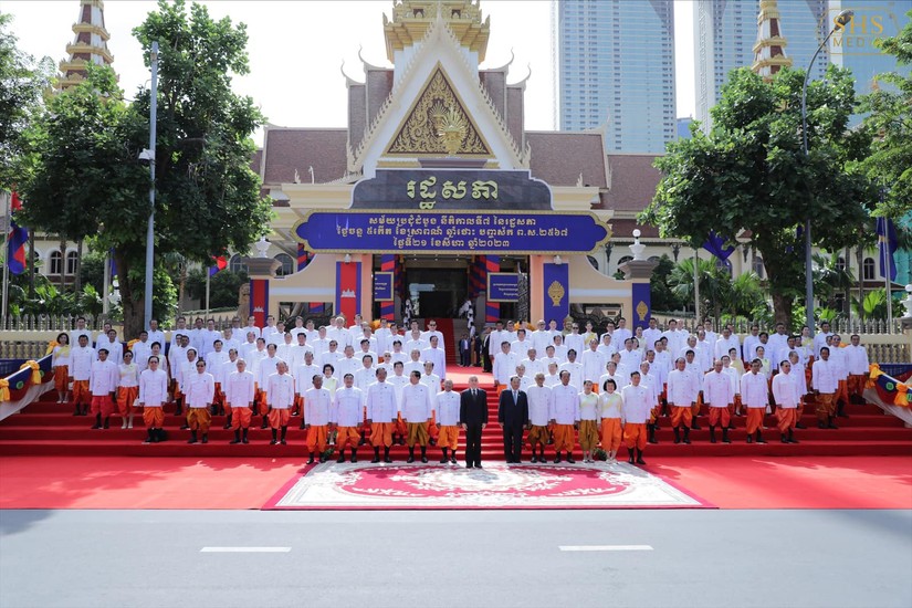 Quốc vương Campuchia Norodom Sihamoni chụp ảnh c&ugrave;ng c&aacute;c nghị sĩ 555win tải app kh&oacute;a VII. Ảnh: Facebook/Samdech Hun Sen of Cambodia