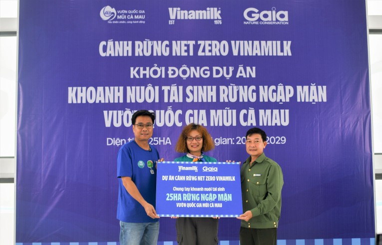 &Ocirc;ng L&ecirc; Ho&agrave;ng Minh (b&ecirc;n tr&aacute;i) đại diện Vinamilk v&agrave; b&agrave; Đỗ Thị Thanh Huyền đại diện Gaia trao tượng trưng bảng 25ha rừng ngập mặn thuộc dự &aacute;n &ldquo;C&aacute;nh rừng Net Zero Vinamilk&rdquo; cho đại diện Vườn Quốc gia Mũi C&agrave; Mau.