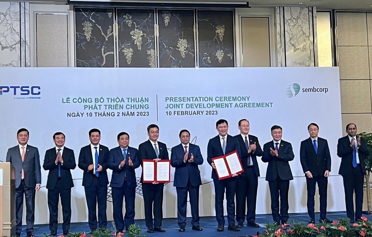PTSC v&agrave; Sembcorp Utilities Pte. Ltd. (SCU) k&yacute; kết Bi&ecirc;n bản ghi nhớ v&agrave; trao Thỏa thuận Ph&aacute;t triển chung (JDA) về việc hợp t&aacute;c đầu tư, xuất khẩu điện sang Singapore từ nguồn năng lượng t&aacute;i tạo ngo&agrave;i khơi tại Việt Nam.