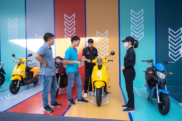 Nhiều kh&aacute;ch tham quan đặt mua xe ngay tại triển l&atilde;m.