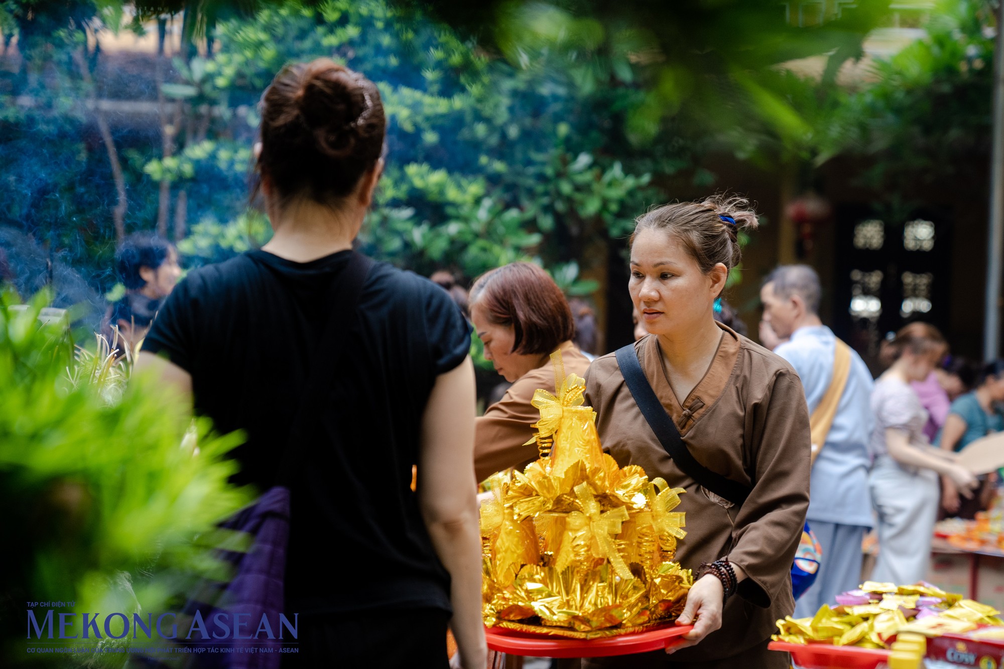 Chị Trần Nguyệt H&agrave; (Ho&agrave;n Kiếm) chia sẻ: &amp;amp;amp;quot;Mỗi năm, v&agrave;o dịp Vu Lan, t&ocirc;i đều đến ch&ugrave;a Qu&aacute;n Sứ để đọc kinh, l&agrave;m lễ cầu si&ecirc;u cho người th&acirc;n v&agrave; gi&uacute;p đỡ nh&agrave; ch&ugrave;a l&agrave;m c&aacute;c c&ocirc;ng việc chuẩn bị cho đại lễ. Đ&acirc;y cũng l&agrave; c&aacute;ch gi&uacute;p t&ocirc;i b&agrave;y tỏ l&ograve;ng tri &acirc;n, b&aacute;o hiếu đến cha mẹ, cầu mong c&aacute;c bậc sinh th&agrave;nh sức khỏe; gia đ&igrave;nh, con ch&aacute;u b&igrave;nh an v&agrave; cầu cho c&aacute;c vong linh cơ nhỡ được si&ecirc;u tho&aacute;t&amp;amp;amp;quot;.