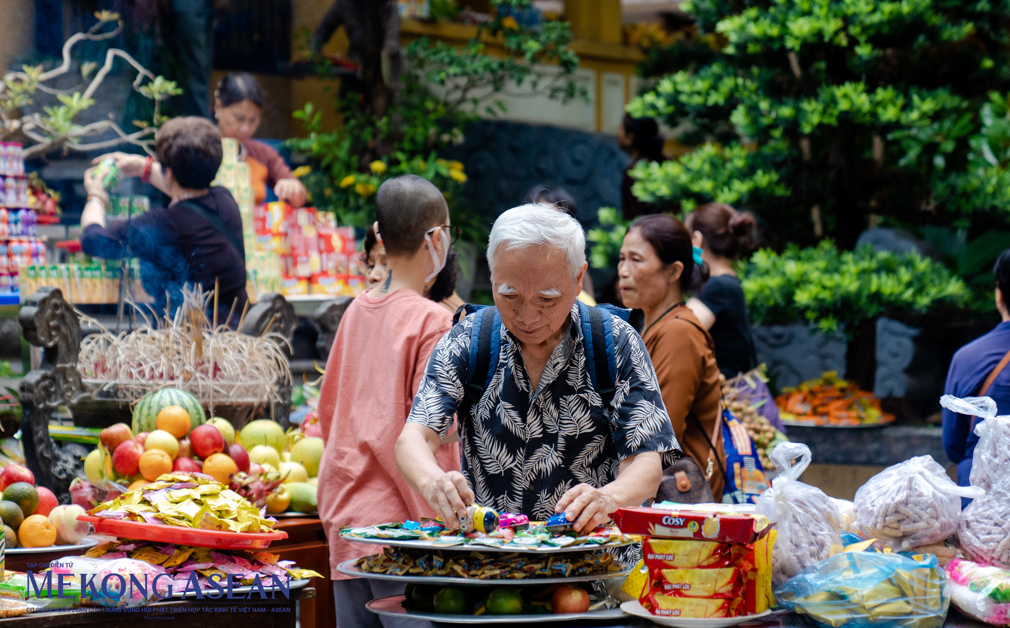 Kh&ocirc;ng kh&iacute; dịp đại lễ n&agrave;y đ&atilde; lan tỏa ra khắp c&aacute;c ng&ocirc;i ch&ugrave;a quanh Thủ đ&ocirc;. Tại đ&acirc;y kh&ocirc;ng chỉ c&oacute; những phật tử m&agrave; c&ograve;n c&oacute; rất nhiều người con cũng sửa soạn m&acirc;m lễ, đĩa quả cho ng&agrave;y ch&iacute;nh lễ.