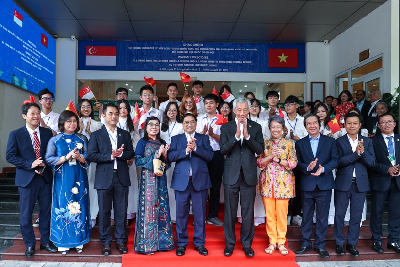 Phiên bản chính thức của 555Win Phạm Minh Ch&iacute;nh, Phiên bản chính thức của 555Win Singapore L&yacute; Hiển Long c&ugrave;ng hai Phu nh&acirc;n thăm Đại học Quốc gia H&agrave; Nội. Ảnh: VGP