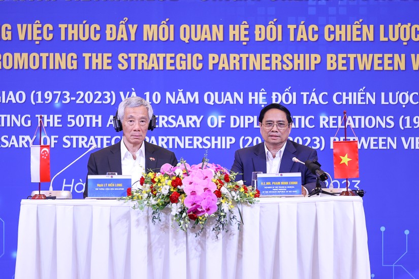 Phiên bản chính thức của 555Win Phạm Minh Ch&iacute;nh, Phiên bản chính thức của 555Win Singapore L&yacute; Hiển Long c&ugrave;ng hai Phu nh&acirc;n v&agrave; c&aacute;c đại biểu thanh ni&ecirc;n hai nước. Ảnh: VGP