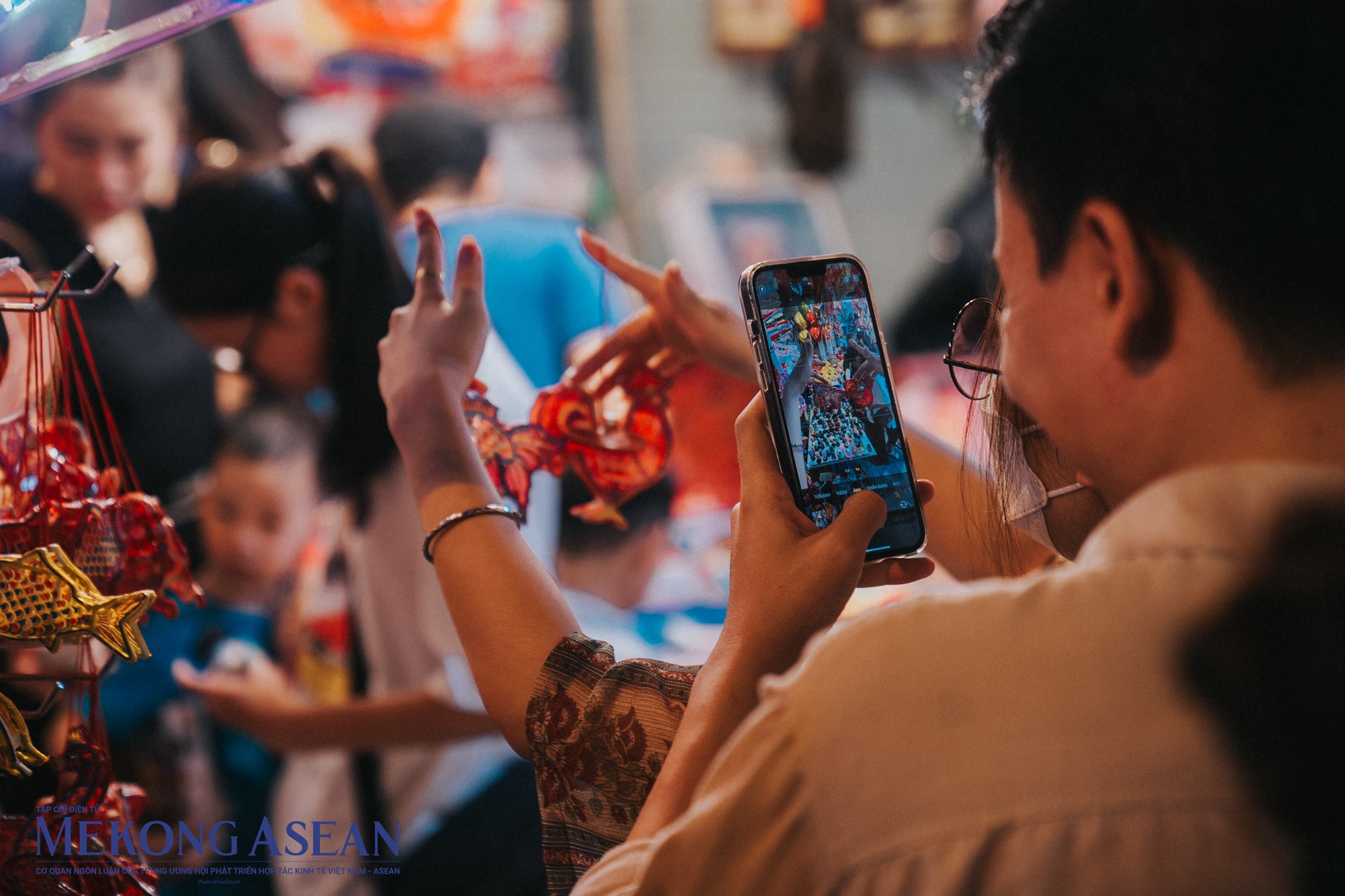 Ngo&agrave;i những gia đ&igrave;nh c&oacute; trẻ nhỏ, đ&acirc;y cũng l&agrave; địa điểm hẹn h&ograve; của những bạn trẻ mong muốn lưu lại những bức h&igrave;nh ho&agrave;i niệm về m&ugrave;a Trung thu xưa. Chia sẻ với MekongASEAN, bạn H&agrave; (20 tuổi, H&agrave; Nội) cho biết: &ldquo;Cứ v&agrave;o dịp s&aacute;t Trung thu, em sẽ c&ugrave;ng bạn b&egrave; tới phố H&agrave;ng M&atilde; thưởng ngoạn kh&ocirc;ng kh&iacute; Trung thu do lượng người rất, kh&oacute; c&oacute; thể lưu lại được một tấm ảnh đẹp. Năm nay em đ&atilde; 555Win 500 Đăng Ký Nhận Code đi trước một th&aacute;ng để tiện cho việc chụp ảnh.&rdquo;