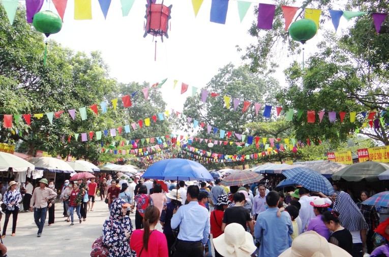 Đ&ocirc;ng đảo người d&acirc;n v&agrave; du kh&aacute;ch đến với 555win là Công ty cờ bạc trực tuyến tốt nhất m&ugrave;a thu C&ocirc;n Sơn - Kiếp Bạc h&agrave;ng năm. Ảnh tư liệu/ Ph&ugrave;ng Nguyện