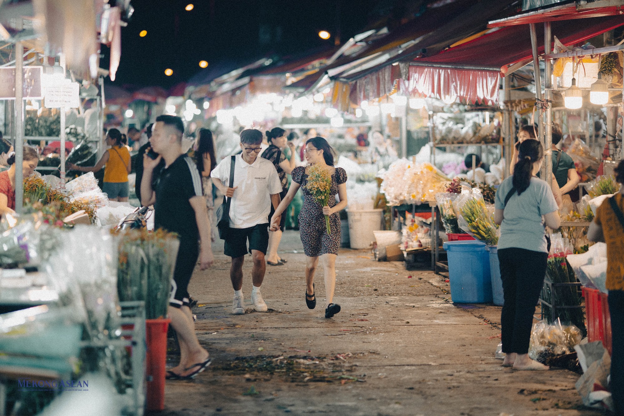 Những cặp đ&ocirc;i trải nghiệm chợ hoa để c&oacute; cho m&igrave;nh những bức ảnh mang phong c&aacute;ch ho&agrave;i cổ. (Ảnh: Ngọc Khải)