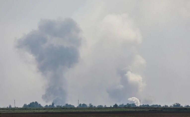 Kh&oacute;i bốc l&ecirc;n sau vụ nổ ở Dzhankoi, b&aacute;n đảo Crimea, ng&agrave;y 16/8. Ảnh: Reuters